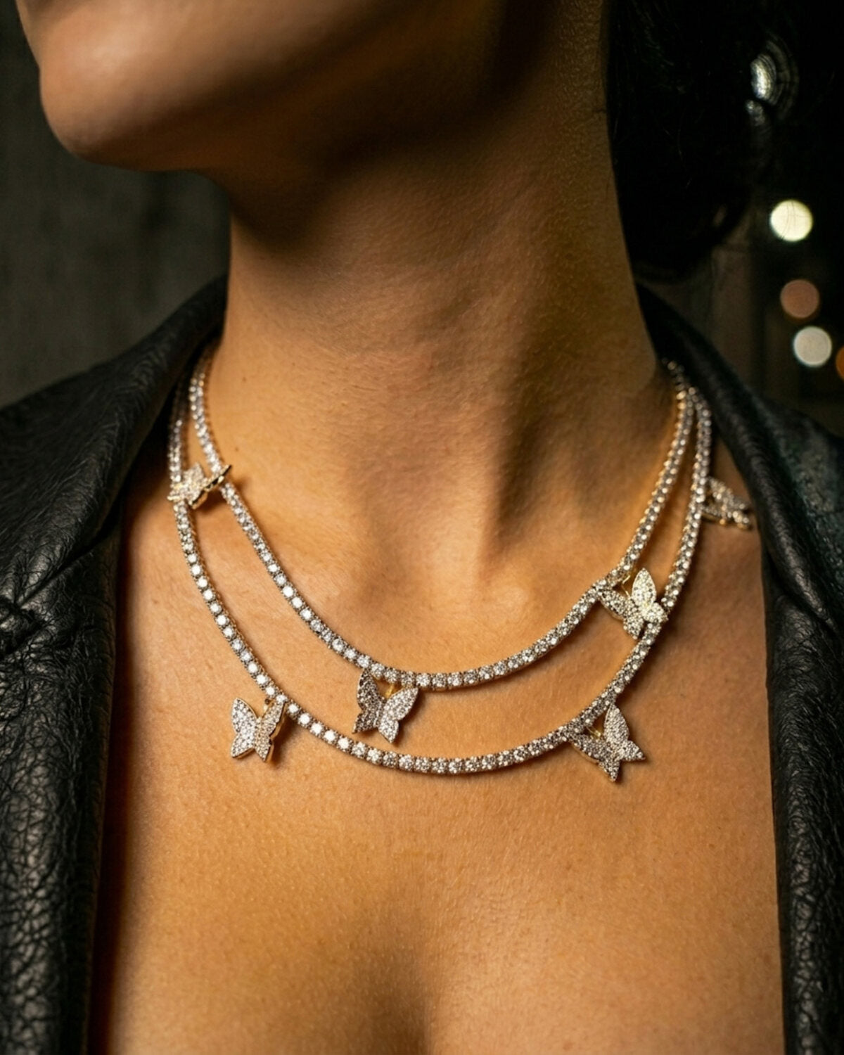 Cadenas tennis con mariposas en mujer